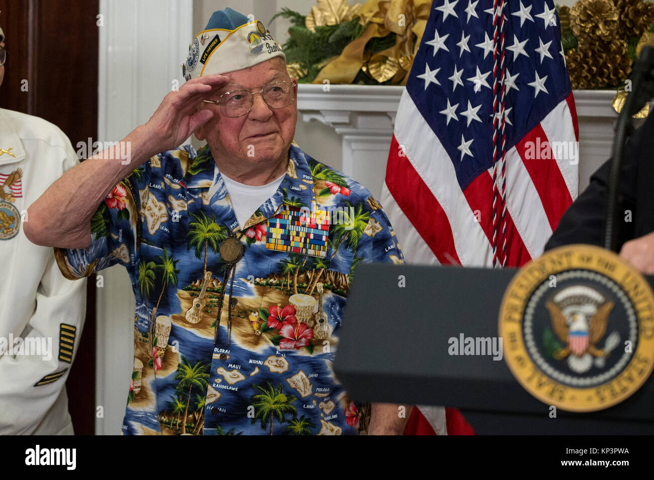 Washington, Stati Uniti d'America. 07Th Dec, 2017. Michael Ganitch, Chief Quartermaster, Marina degli Stati Uniti USS Pennsylvania, saluta il presidente degli Stati Uniti, Trump come il Presidente dà commento prima della firma di un annuncio per il National Pearl Harbor Giorno del Ricordo nella sala Roosevelt sulla casa bianca a Washington il 7 dicembre 2017. Credito: Alex Edelman/CNP - nessun filo SERVICE - Credit: Alex Edelman/consolidato/dpa/Alamy Live News Foto Stock
