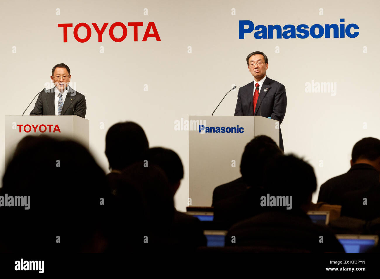 Tokyo, Giappone. 13 dicembre, 2017. (L a R) Akio Toyoda, presidente di Toyota Motor Corp e Kazuhiro Tsuga, presidente della Panasonic Corp, parlare nel corso di una conferenza stampa il 13 dicembre 2017, Tokyo, Giappone. I due presidenti hanno annunciato un accordo tra le loro aziende per studiare la possibilità di unire i loro sforzi per sviluppare automotive batterie prismatiche per veicoli elettrici. Credito: Rodrigo Reyes Marin/AFLO/Alamy Live News Foto Stock