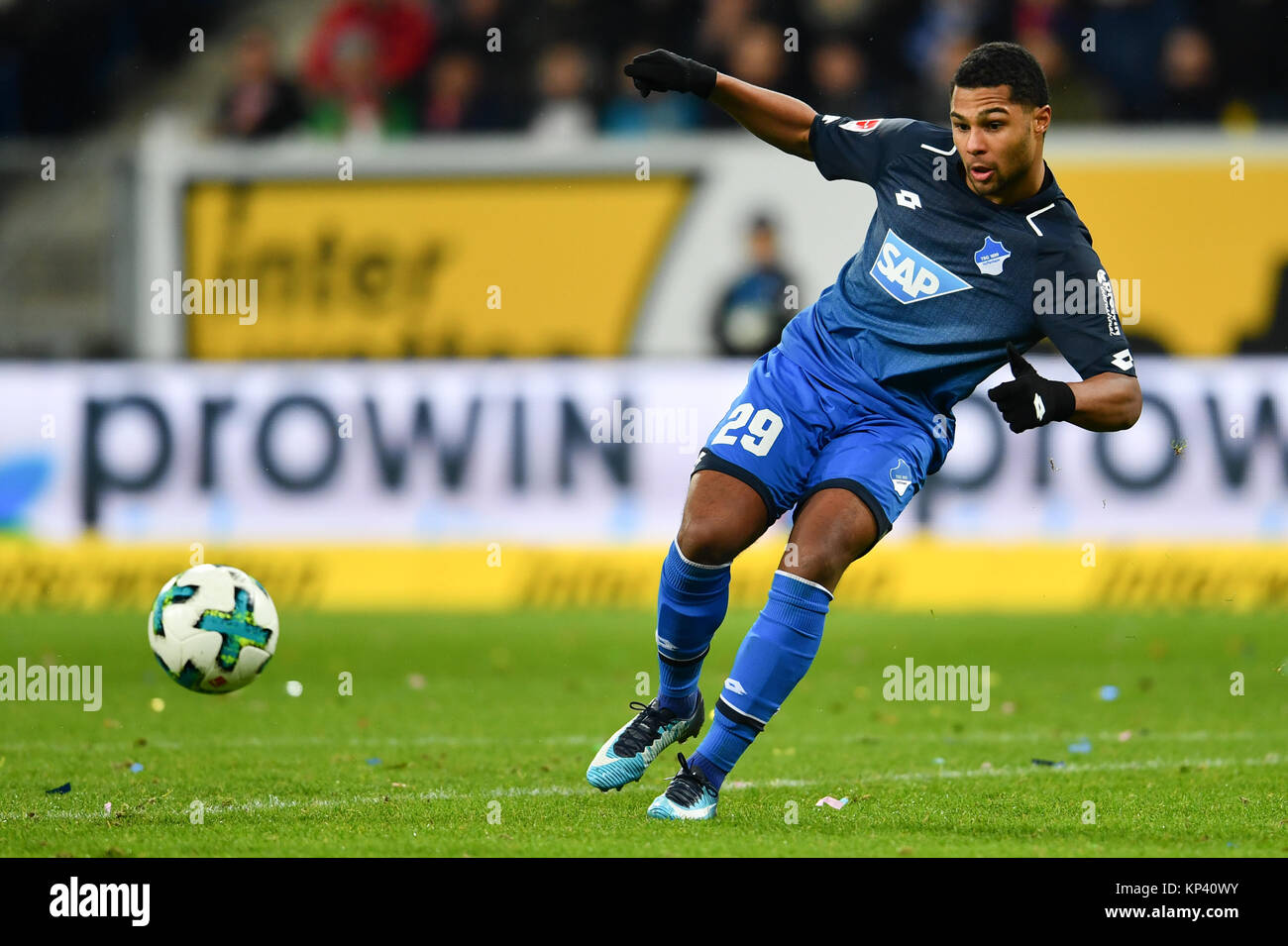 Sinsheim (Germania). Xiii Dec, 2017. Hoffenheim's Serge Gnabry in azione durante la Bundesliga tedesca partita di calcio tra 1899 e Hoffenheim VfB Stoccarda nella Rhein-Neckar-Arena a Sinsheim, Germania, 13 dicembre 2017. Hoffenheim ha vinto 1-0. Credito: Uwe Anspach/dpa/Alamy Live News Foto Stock