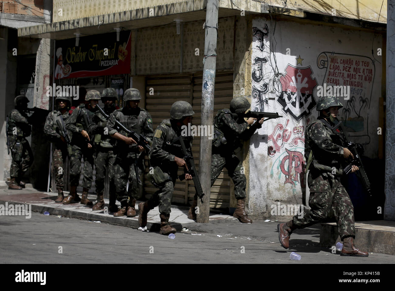 Soldati prendere posizione nel corso di un inizio di mattina sorpresa il funzionamento nel Mare complesso delle baraccopoli di Rio de Janeiro, Brasile, secondo i media locali, 800 soldati hanno perquisito la baraccopoli condurre una ricerca warrant relativi ad una inchiesta militare. Xiii Dec, 2017. Foto: Luciano Belford Credito: Luciano Belford/ZUMA filo/Alamy Live News Foto Stock