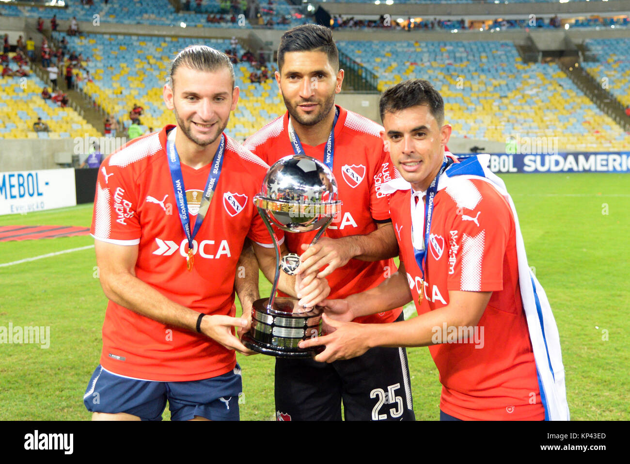 Independiente giocatori festeggiare il titolo del 2017 la Copa Sudamericana dopo il pareggio con il Flamengo, a Maracana Stadium, a Rio de Janeiro, Brasile, il 13 dicembre 2017. Independiente ha vinto la finale della prima gamba 2-1. (Foto: abile FELIX/Brasile PHOTO PRESS) Foto Stock