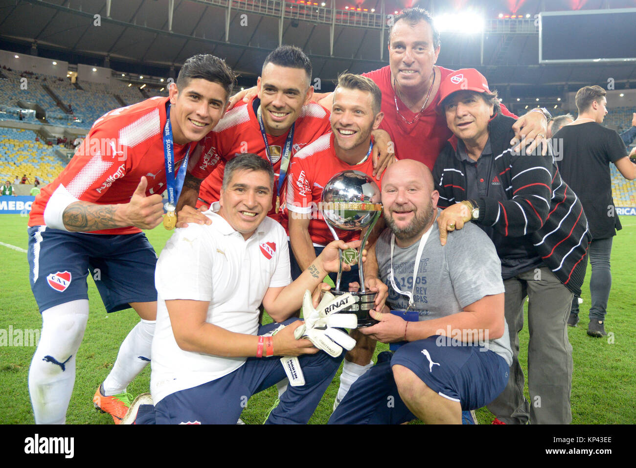 Independiente giocatori festeggiare il titolo del 2017 la Copa Sudamericana dopo il pareggio con il Flamengo, a Maracana Stadium, a Rio de Janeiro, Brasile, il 13 dicembre 2017. Independiente ha vinto la finale della prima gamba 2-1. (Foto: abile FELIX/Brasile PHOTO PRESS) Foto Stock