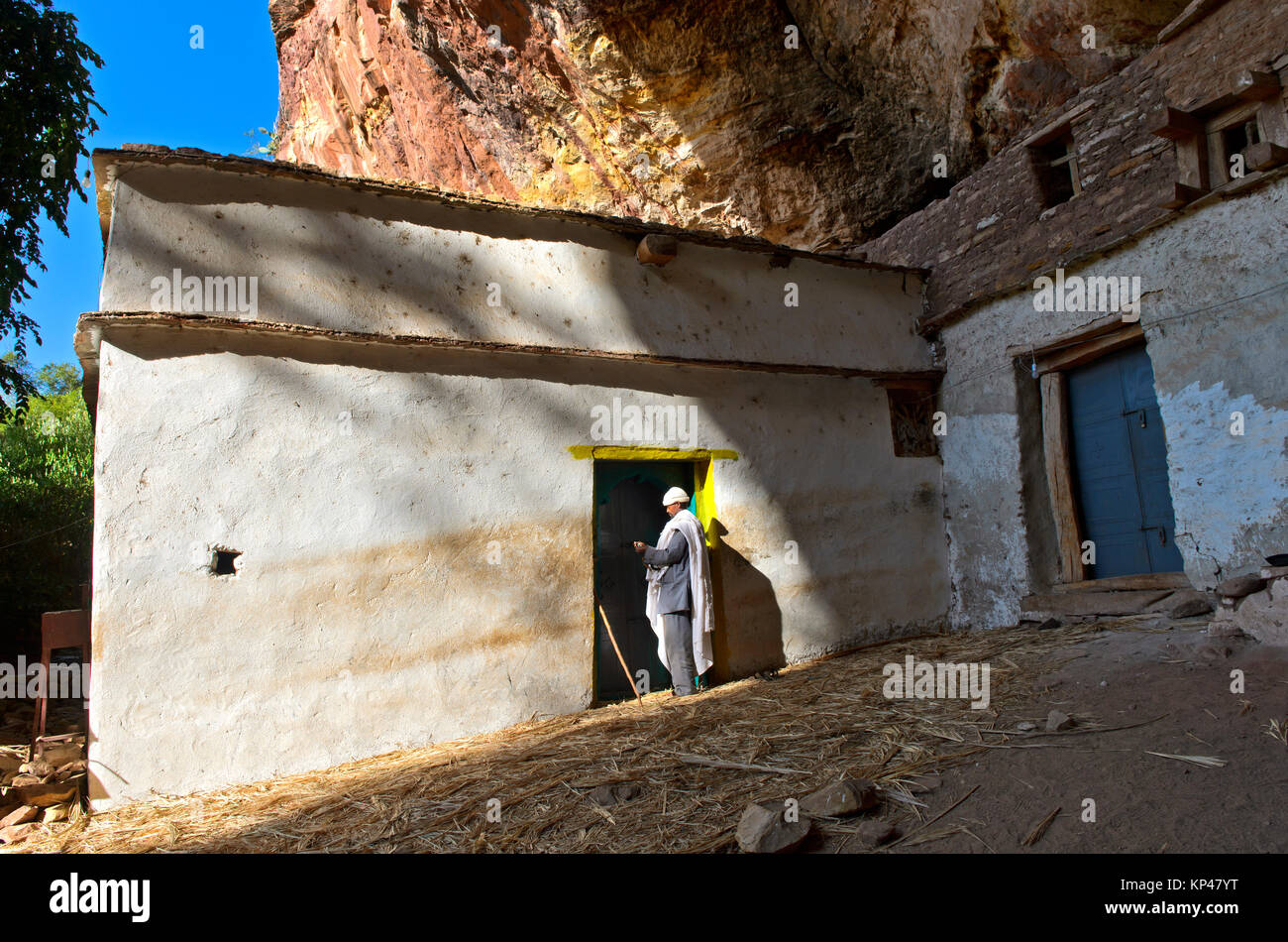 Sacerdote all'ingresso della chiesa rupestre Maryam Papaseyti, Gheralta, Tigray, Etiopia Foto Stock