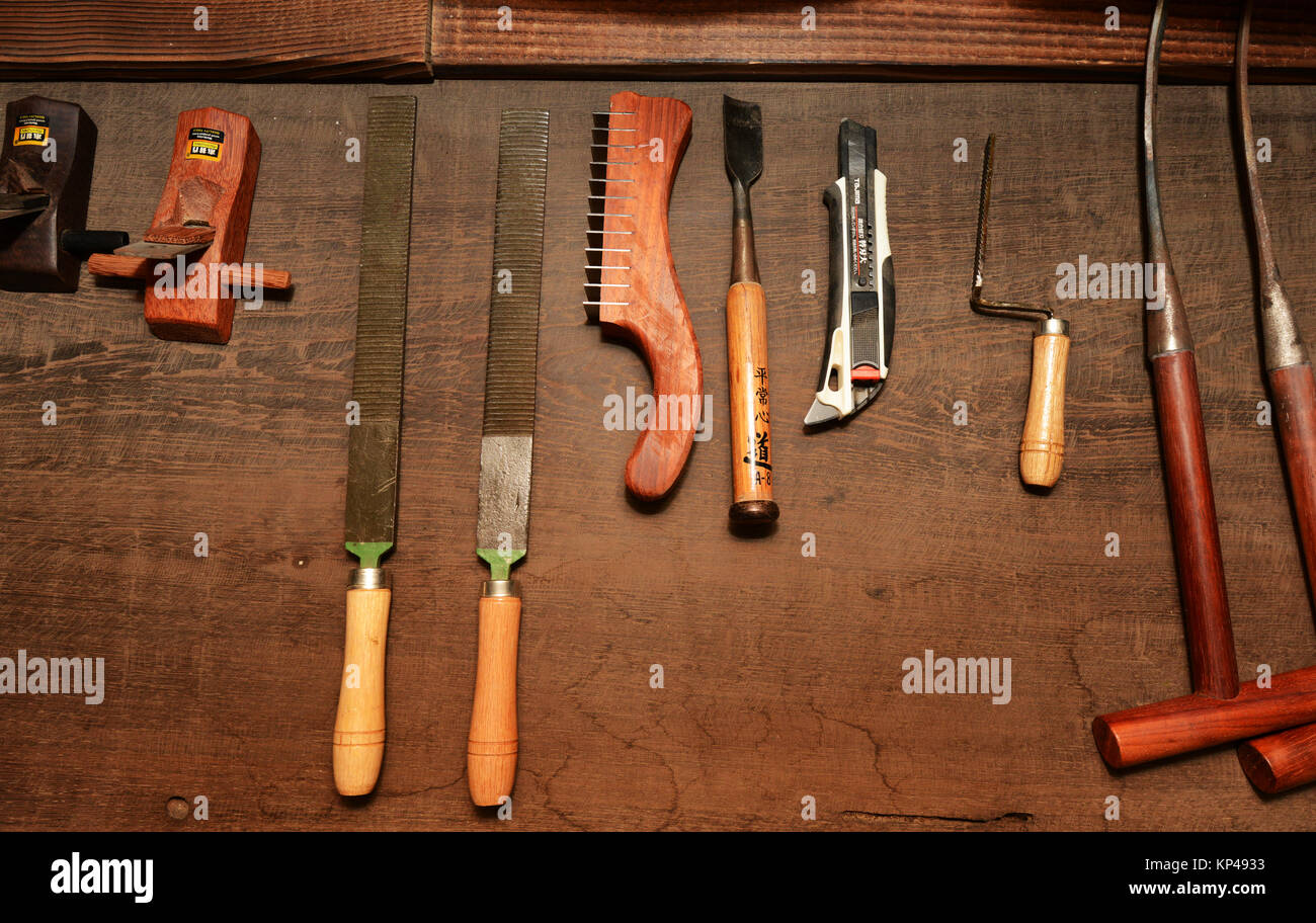 Strumenti tradizionali utilizzati per la fabbricazione di un Guqin strumento musicale in legno. Foto Stock