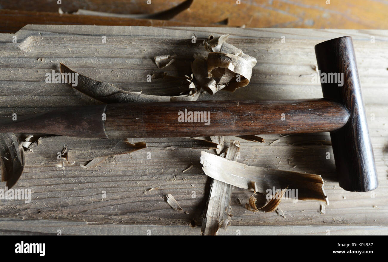 Strumenti tradizionali utilizzati per la fabbricazione di un Guqin strumento musicale in legno. Foto Stock