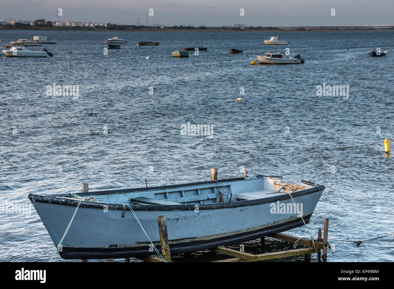 Canotto e altre imbarcazioni presso la costa del mare di spagnolo Foto Stock