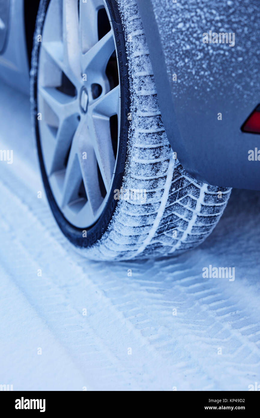 Pneumatici invernali montati in condizioni di neve Foto Stock