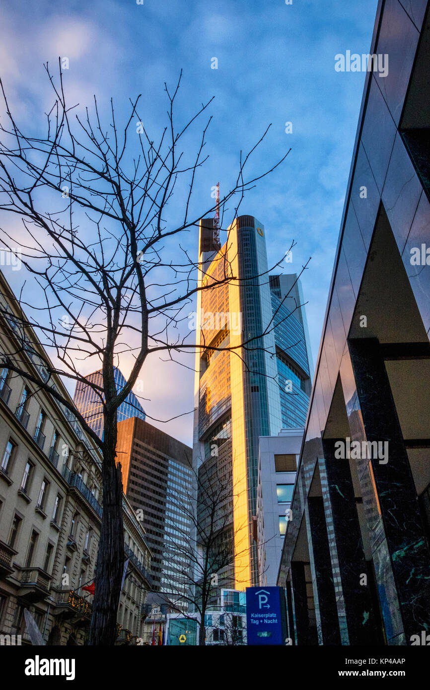 Francoforte, Germania. Torre della Commerzbank moderno in acciaio e vetro alto edificio a 260 metri è il più alto edificio per uffici in Europa.Il distretto bancario. Foto Stock