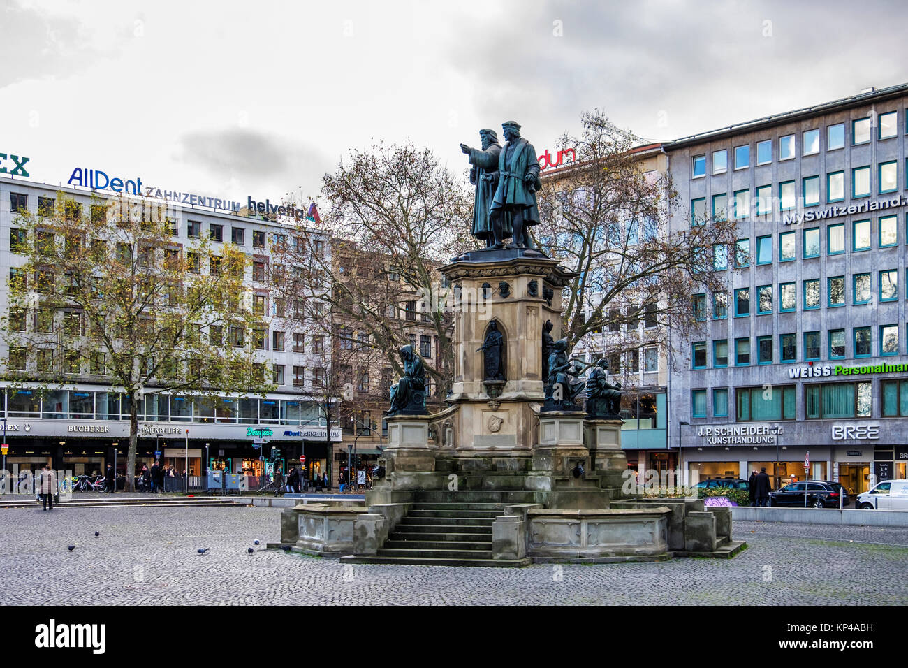 Francoforte, Rossmarkt square. Johannes Gutenberg statua commemorativa onora l'inventore della stampa. Scultura in bronzo, monumento Foto Stock