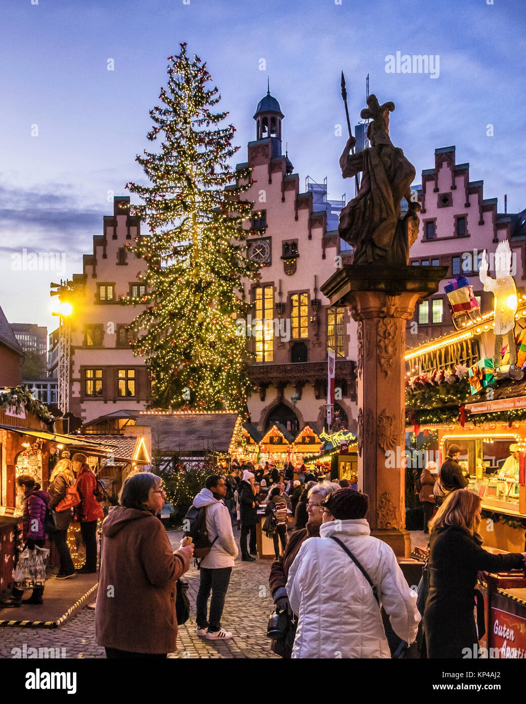 Germania Frankfurt Città Vecchia, Römerberg piazza Römer City Hall.edificio storico con tedesco tradizionale mercato di Natale e albero di Natale. Il medievale st Foto Stock