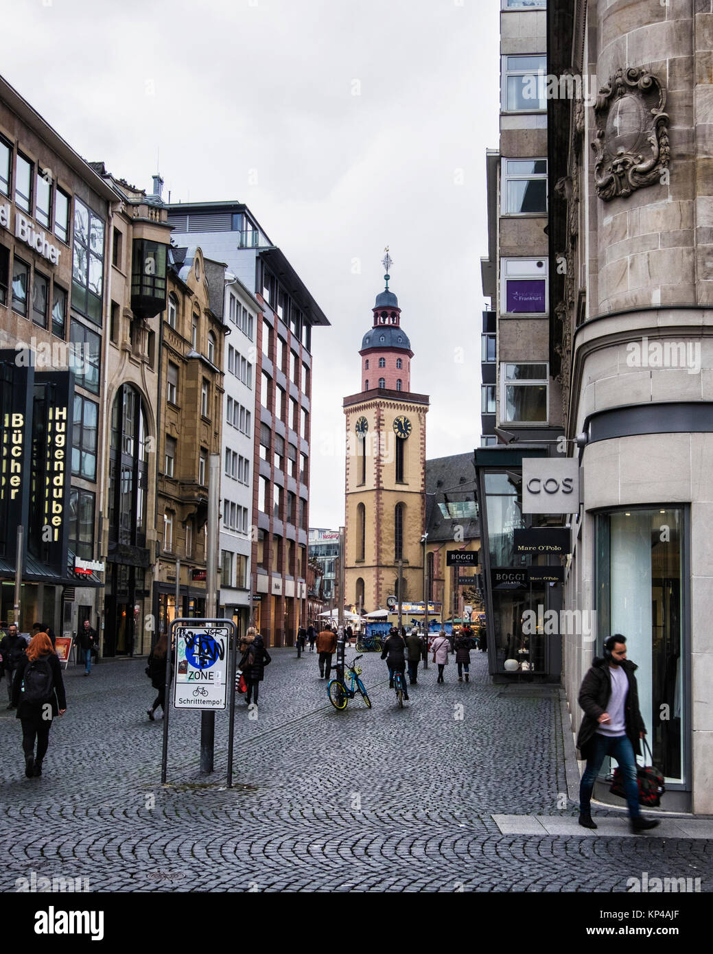 Frankfurt am Main, Hessen.Stein strada strada pedonale con i negozi & vista di Santa Caterina in stile barocco Chiesa Katharinenkirche Foto Stock