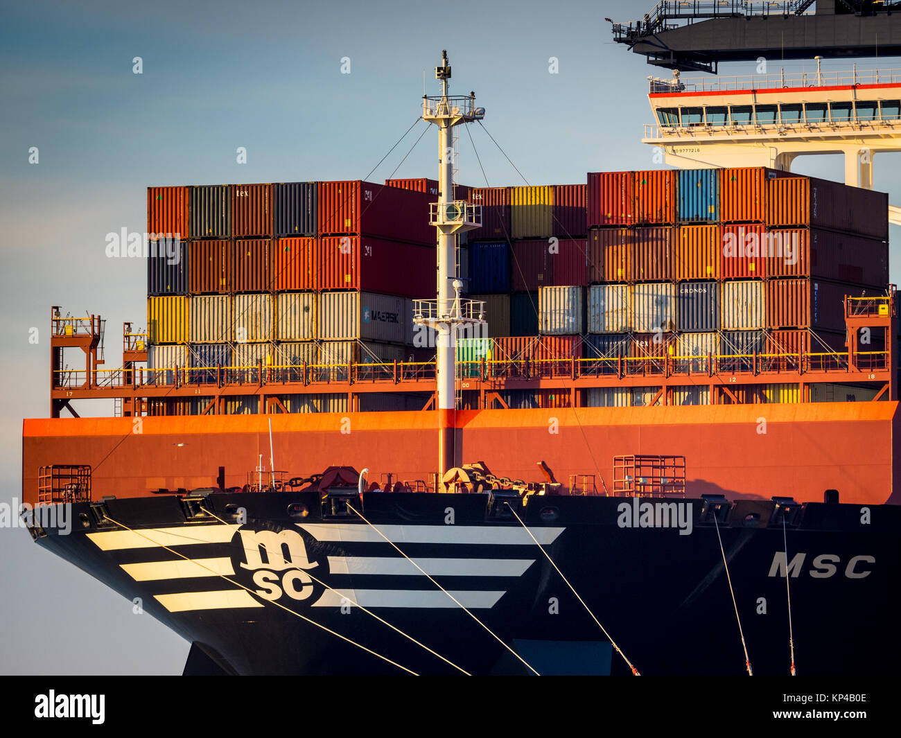 UK Trade - Spedizione di contenitori caricati su una nave al porto di Felixstowe, Regno Unito il contenitore più grande porto. Foto Stock