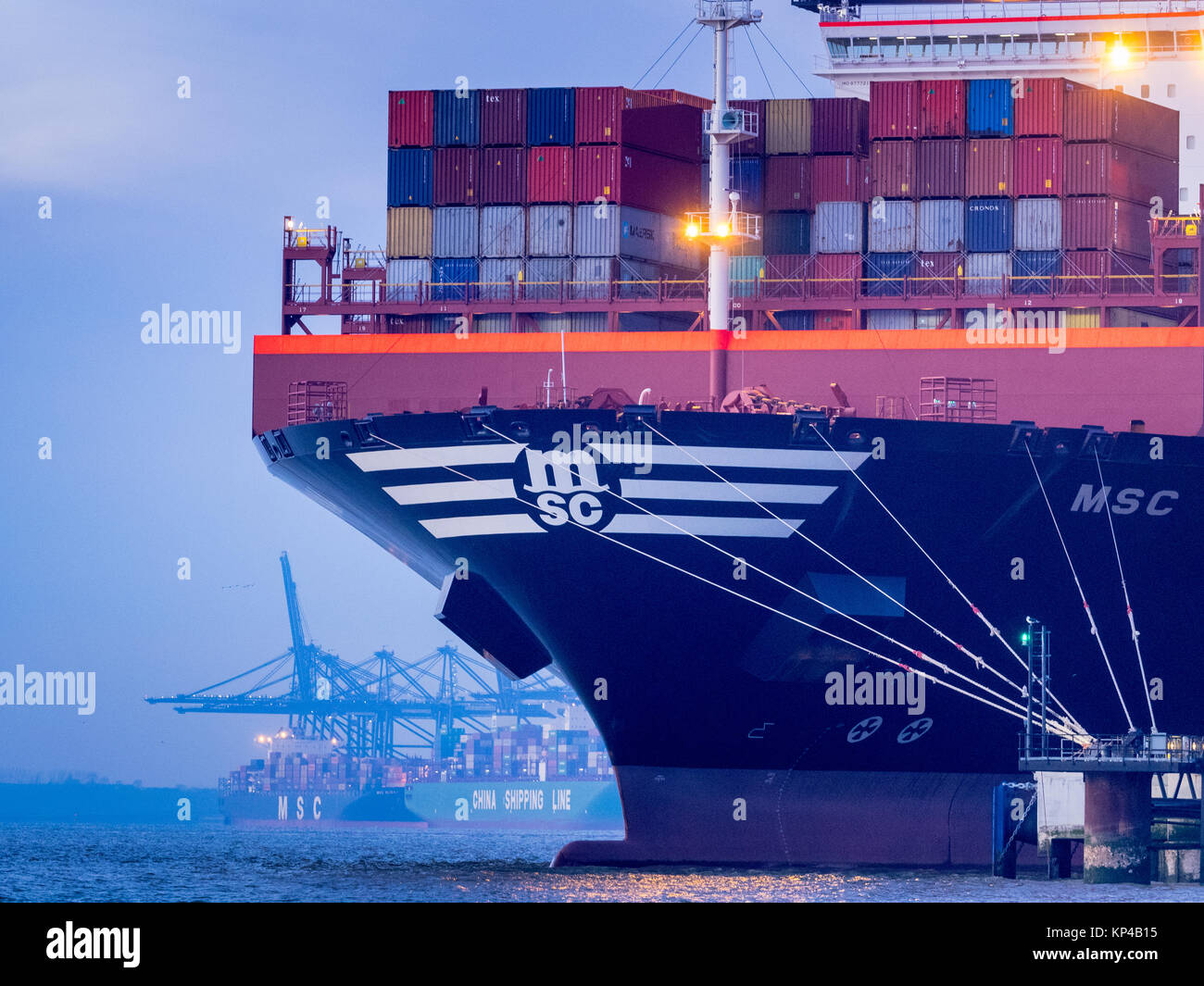 UK Trade - Spedizione di contenitori caricati su una nave al porto di Felixstowe, Regno Unito il contenitore più grande porto. Foto Stock