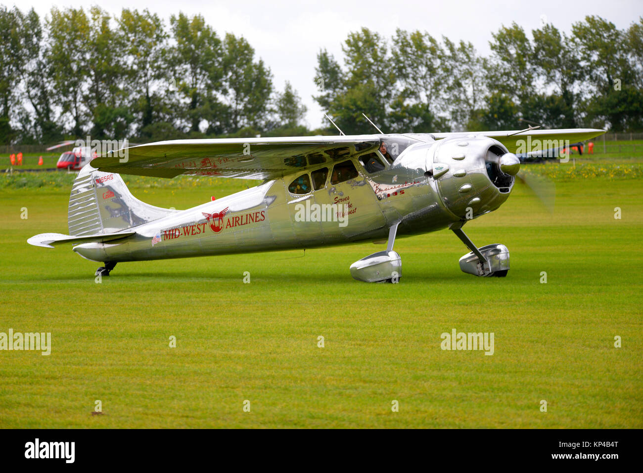 Cessna 195 Businessliner N195RS contrassegnato Mid West Airlines in rullaggio a Goodwood 2017 Foto Stock