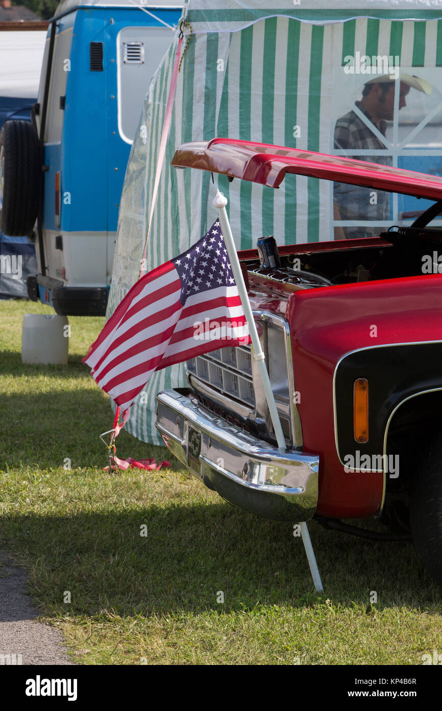 Bandiera americana nella parte anteriore di una vettura americana, Upplands Väsby, Svezia. Foto Stock