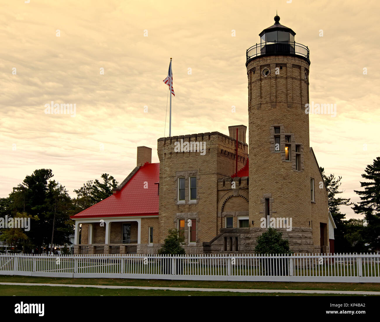 Sunrise presso la vecchia Mackinac Point Lighthouse situato in Mackinaw City, Michigan, Stati Uniti d'America. Foto Stock