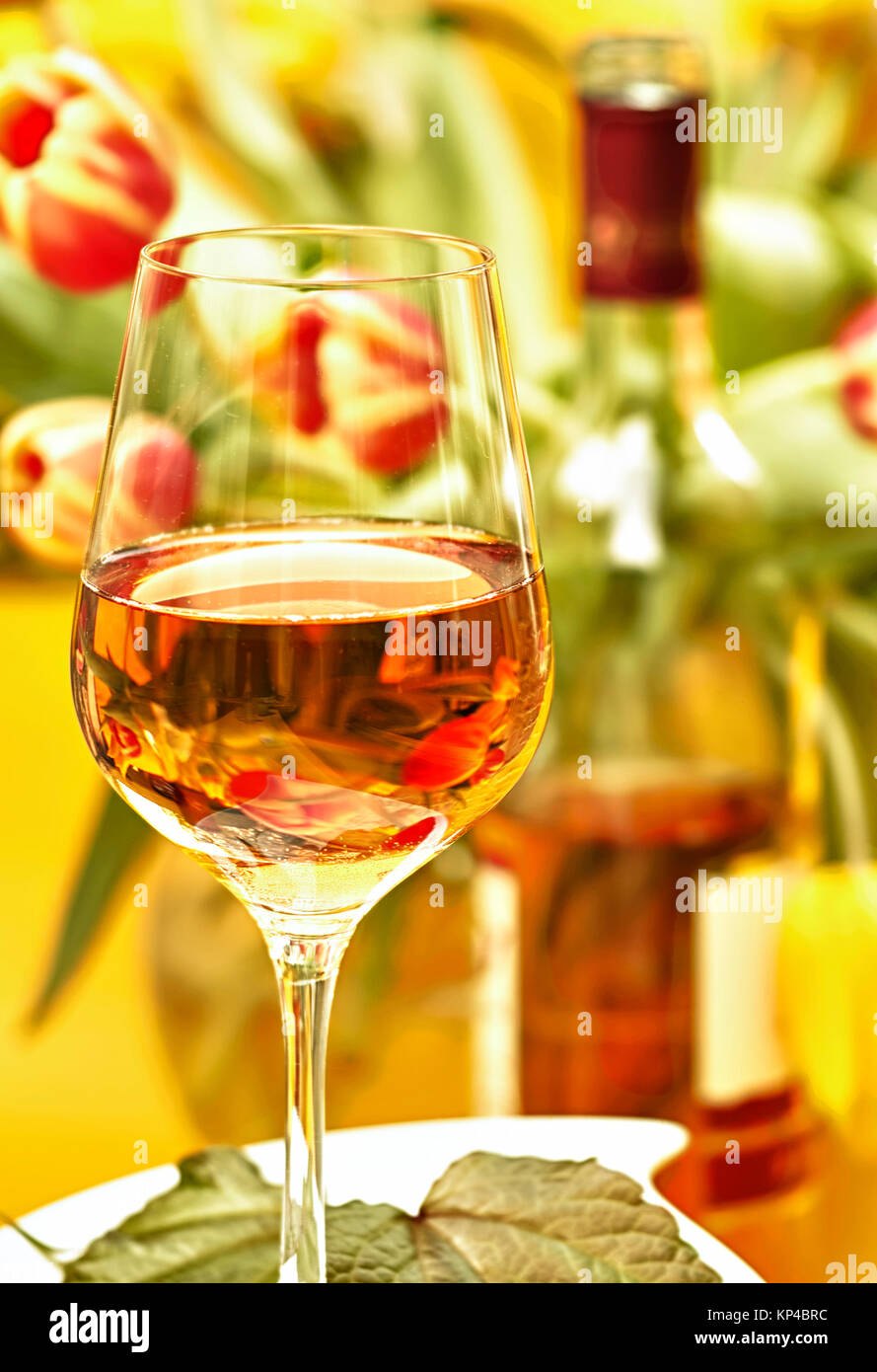 Il vino nel bicchiere prima di tulipani e bottiglia Foto Stock