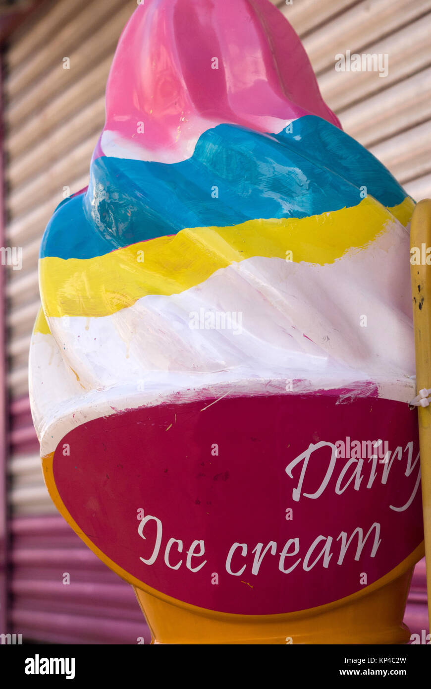 Modello grande cono gelato al di fuori del ghiaccio crem Parlour, Seaton Carew, County Durham Foto Stock