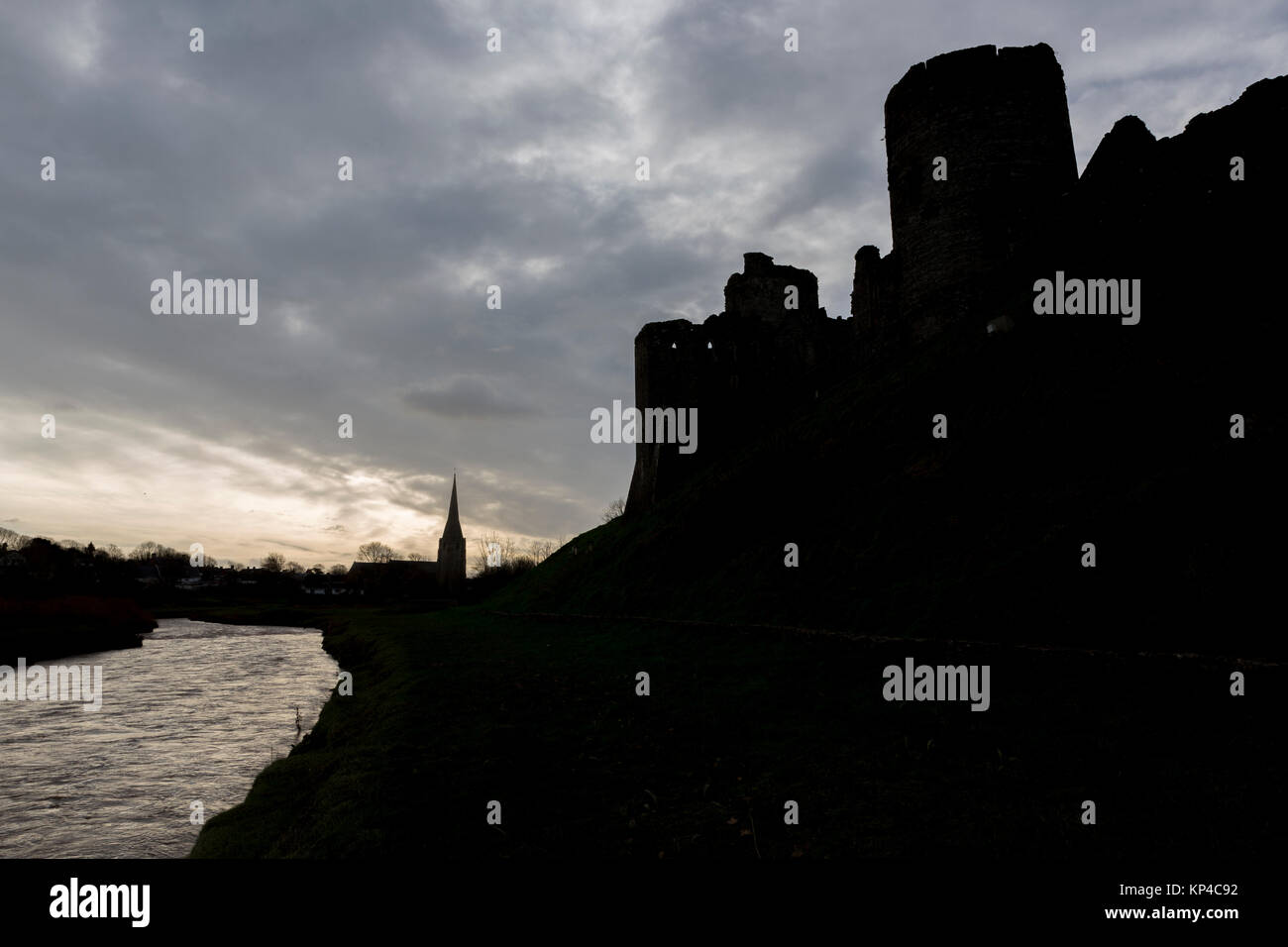 Gwendraet Fach fiume che fluisce oltre il castello medievale di Kidwelly, Carmarthenshire, Galles Foto Stock