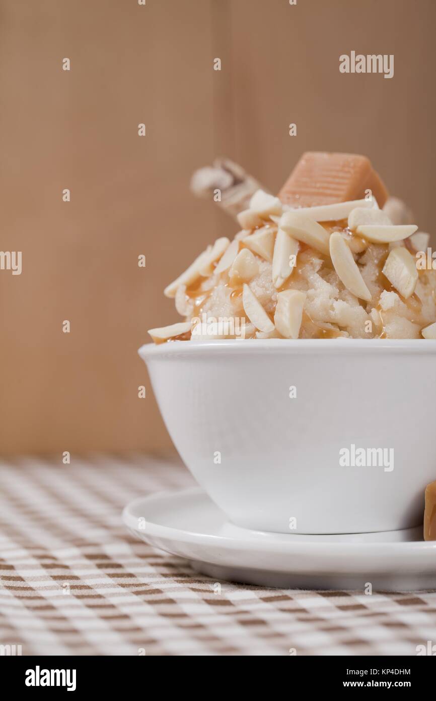 Mandorle al caramello yogurt gelato Foto Stock