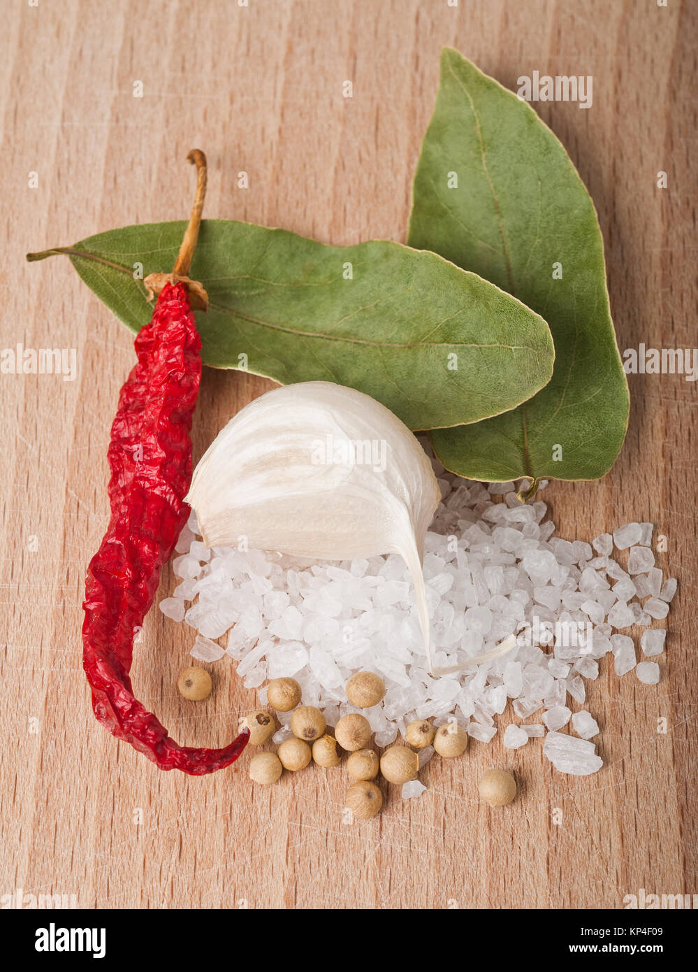 Sale da cucina, grani di pepe e altre spezie Foto Stock