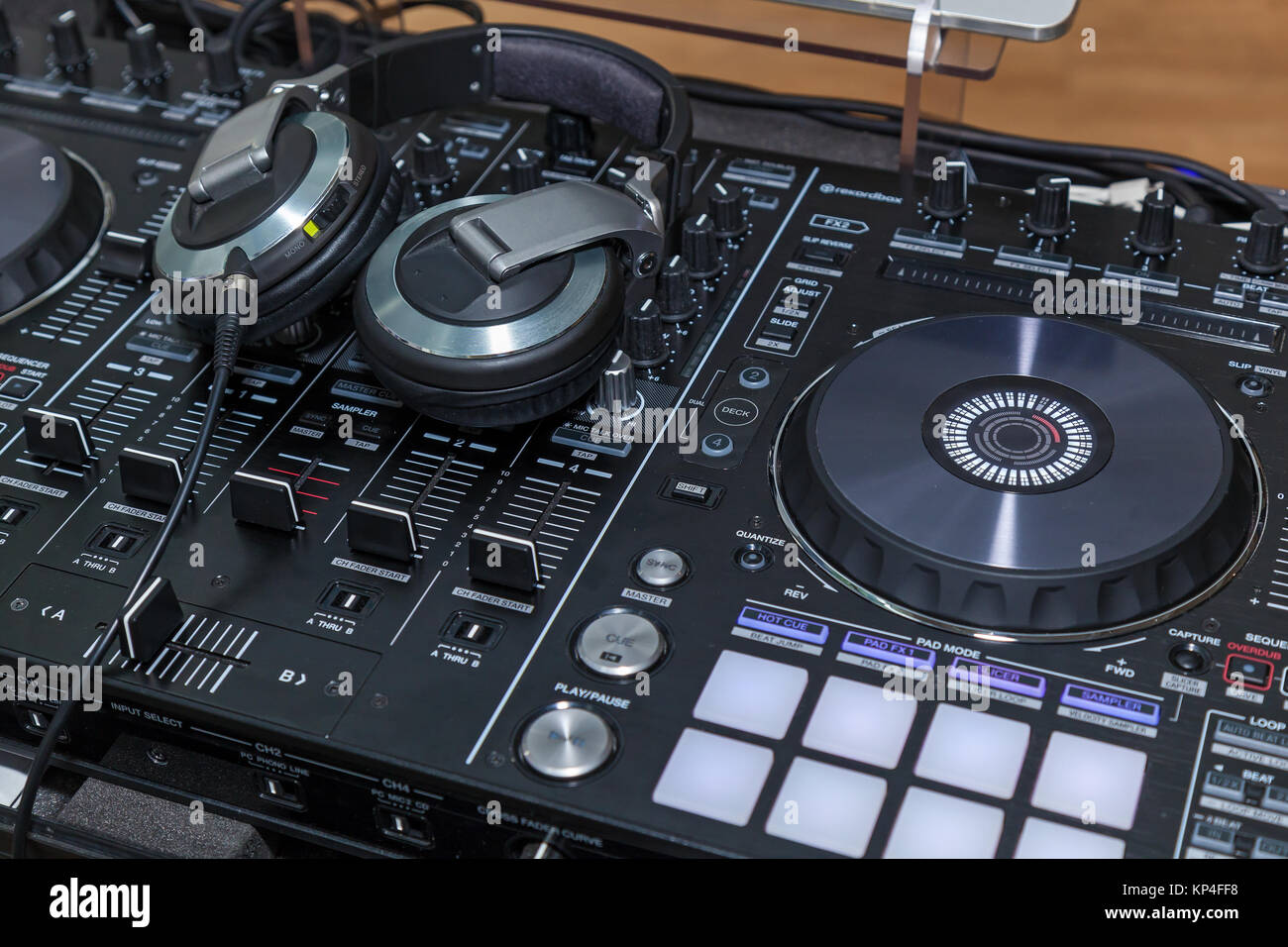 Console di musica e cuffie per DJ. DJ console cd mp4 deejay console di  mixaggio musica party in discoteca. DJ console per esperimenti con la  musica Foto stock - Alamy