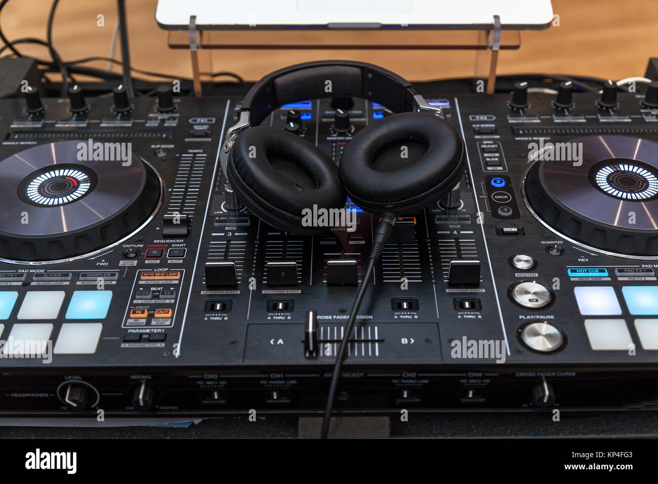 Console di musica e cuffie per DJ. DJ console cd mp4 deejay console di  mixaggio musica party in discoteca. DJ console per esperimenti con la musica  Foto stock - Alamy