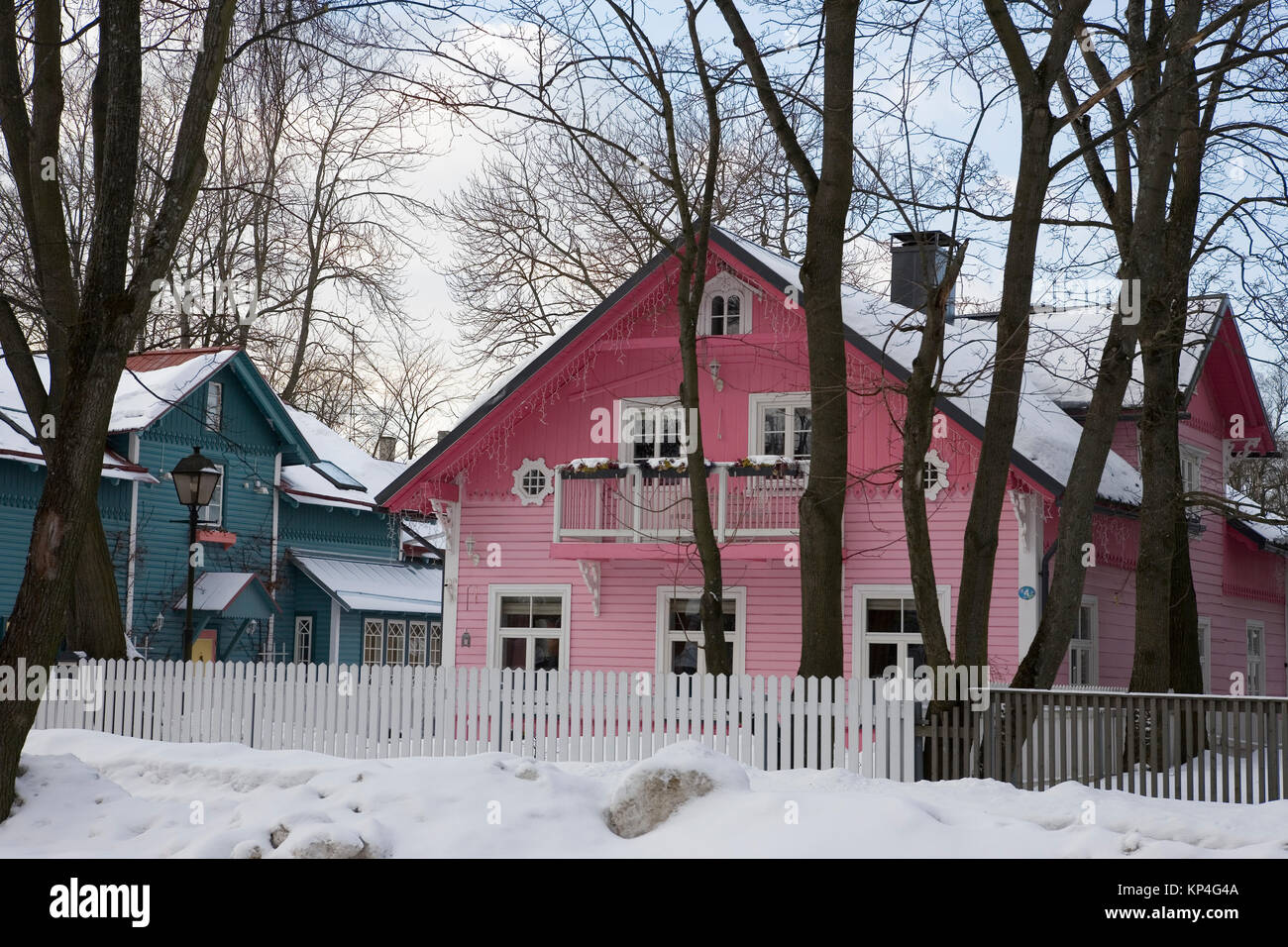 Stranamente verniciato ma bella casa in legno, Roheline Aas (Prato verde), Kadriorg, Tallinn, Estonia Foto Stock
