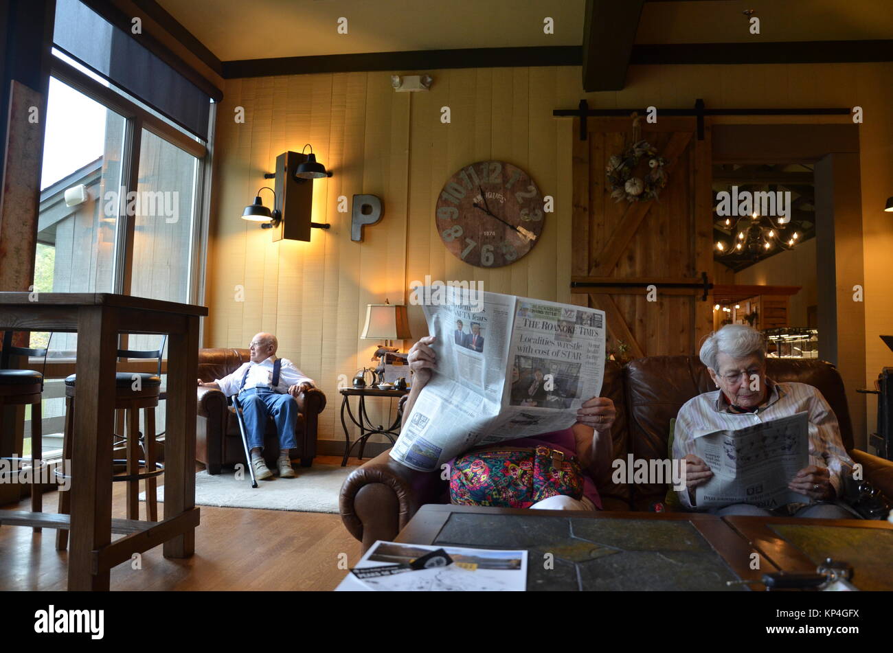 Gli anziani in un momento di relax a picchi di lontra Lodge su Blue Ridge Parkway, Virginia, Stati Uniti d'America Foto Stock