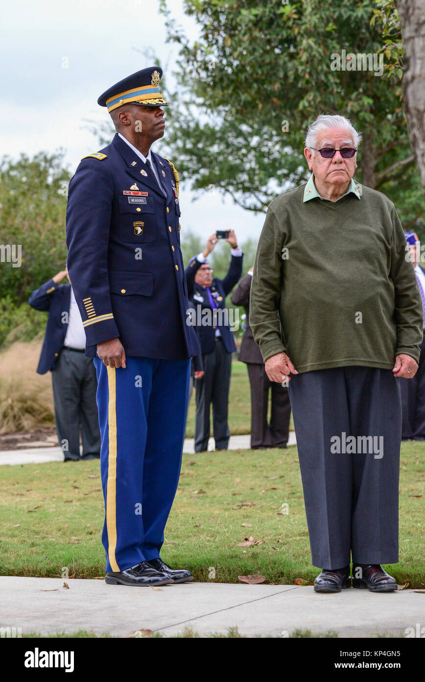 Ritirato gen. Richard E. Cavazos, U.S. Esercito i primi quattro ispanico-star general, scrigni' U.S. Flag viene rimosso e piegato dalla pallbearers onorario durante il suo internamento cerimonia nov. 14, 2017, a JBSA-Fort Sam Houston Cimitero Nazionale, San Antonio, Texas. Nel 1976 Mexican-American Cavazos fatta di storia militare diventando il primo Ispanico per raggiungere il rango di brigadiere generale dell'esercito degli Stati Uniti. Meno di venti anni più tardi, il nativo texano sarebbe nuovamente la storia di essere nominato l esercito del primo quattro ispanico-star general. Egli era stato ritirato dal 1984 e morì ott. 29 dopo Foto Stock