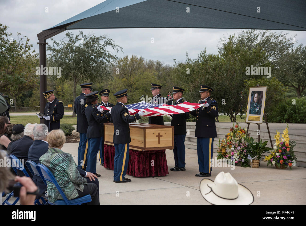 Ritirato gen. Richard E. Cavazos, U.S. Esercito i primi quattro ispanico-star general, scrigni' U.S. Flag viene rimosso e piegato dalla pallbearers onorario durante il suo internamento cerimonia nov. 14, 2017, a JBSA-Fort Sam Houston Cimitero Nazionale, San Antonio, Texas. Nel 1976 Mexican-American Cavazos fatta di storia militare diventando il primo Ispanico per raggiungere il rango di brigadiere generale dell'esercito degli Stati Uniti. Meno di venti anni più tardi, il nativo texano sarebbe nuovamente la storia di essere nominato l esercito del primo quattro ispanico-star general. Egli era stato ritirato dal 1984 e morì ott. 29 dopo Foto Stock