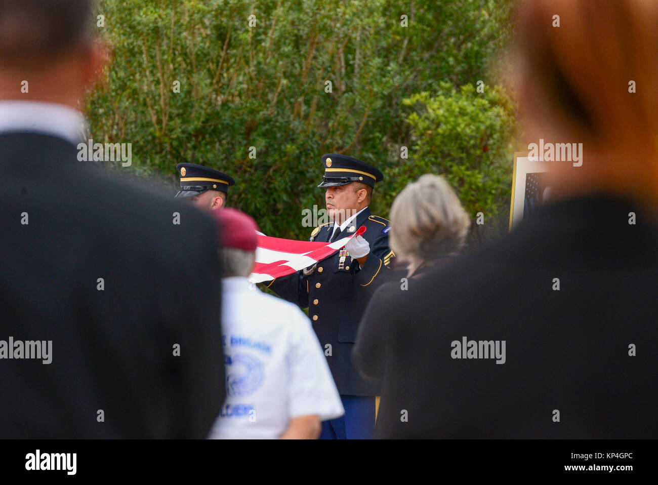 Ritirato gen. Richard E. Cavazos, U.S. Esercito i primi quattro ispanico-star general, scrigni' U.S. Flag viene rimosso e piegato dalla pallbearers onorario durante il suo internamento cerimonia nov. 14, 2017, a JBSA-Fort Sam Houston Cimitero Nazionale, San Antonio, Texas. Nel 1976 Mexican-American Cavazos fatta di storia militare diventando il primo Ispanico per raggiungere il rango di brigadiere generale dell'esercito degli Stati Uniti. Meno di venti anni più tardi, il nativo texano sarebbe nuovamente la storia di essere nominato l esercito del primo quattro ispanico-star general. Egli era stato ritirato dal 1984 e morì ott. 29 dopo Foto Stock