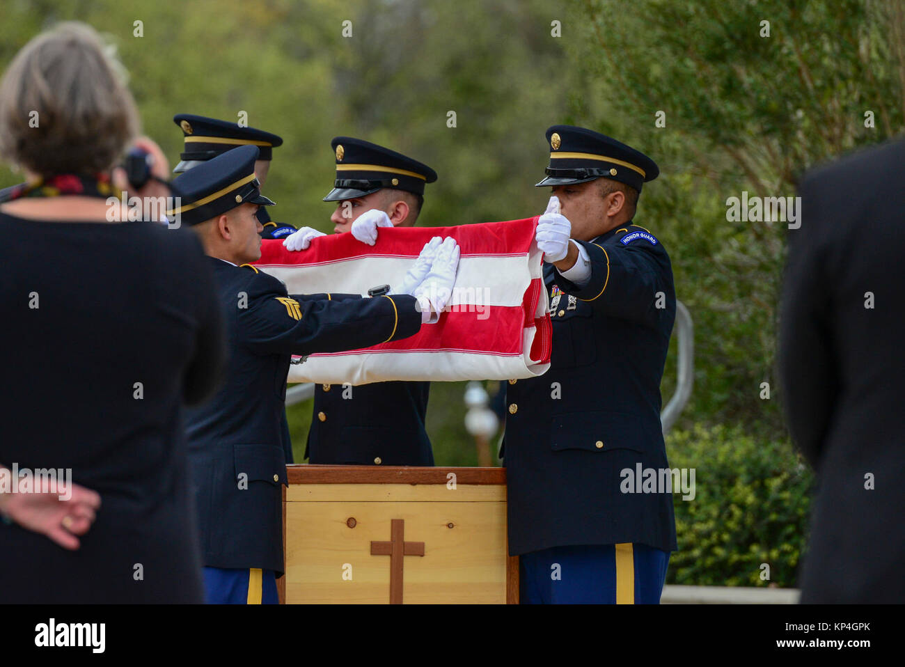 Ritirato gen. Richard E. Cavazos, U.S. Esercito i primi quattro ispanico-star general, scrigni' U.S. Flag viene rimosso e piegato dalla pallbearers onorario durante il suo internamento cerimonia nov. 14, 2017, a JBSA-Fort Sam Houston Cimitero Nazionale, San Antonio, Texas. Nel 1976 Mexican-American Cavazos fatta di storia militare diventando il primo Ispanico per raggiungere il rango di brigadiere generale dell'esercito degli Stati Uniti. Meno di venti anni più tardi, il nativo texano sarebbe nuovamente la storia di essere nominato l esercito del primo quattro ispanico-star general. Egli era stato ritirato dal 1984 e morì ott. 29 dopo Foto Stock