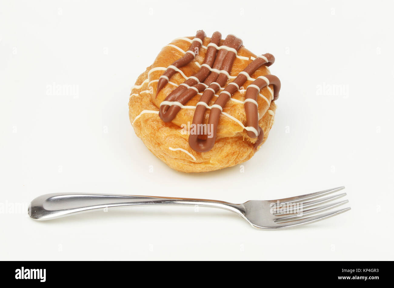 Il cioccolato belga choux bun su una piastra con una forcella Foto Stock