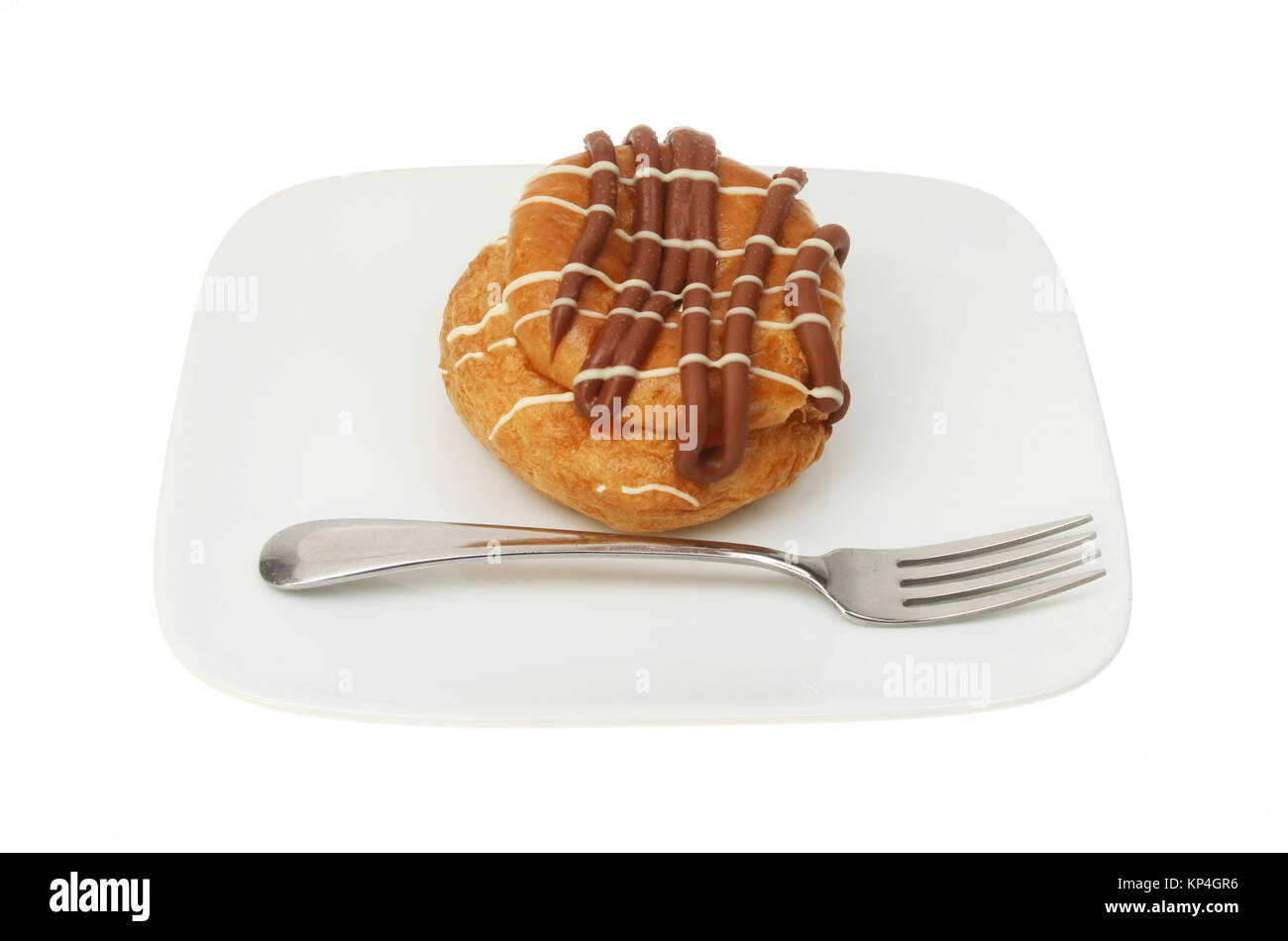 Il cioccolato belga choux bun su una piastra con una forcella isolata contro bianco Foto Stock