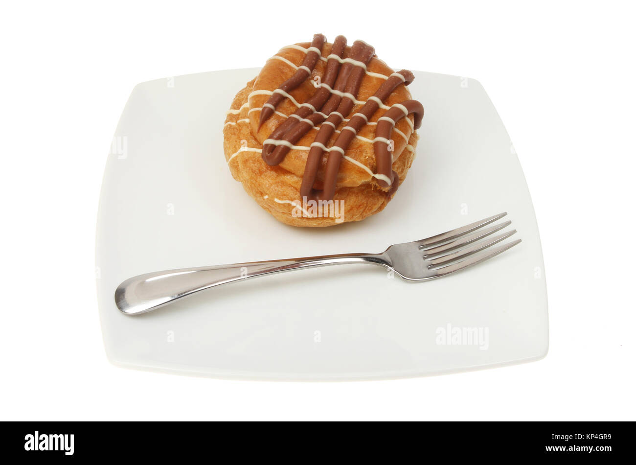 Il cioccolato belga choux bun con una forcella su una piastra isolata contro bianco Foto Stock