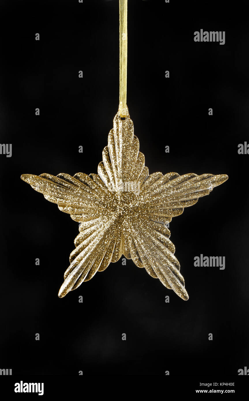Oro glitter star decorazione di Natale isolata contro il nero Foto Stock