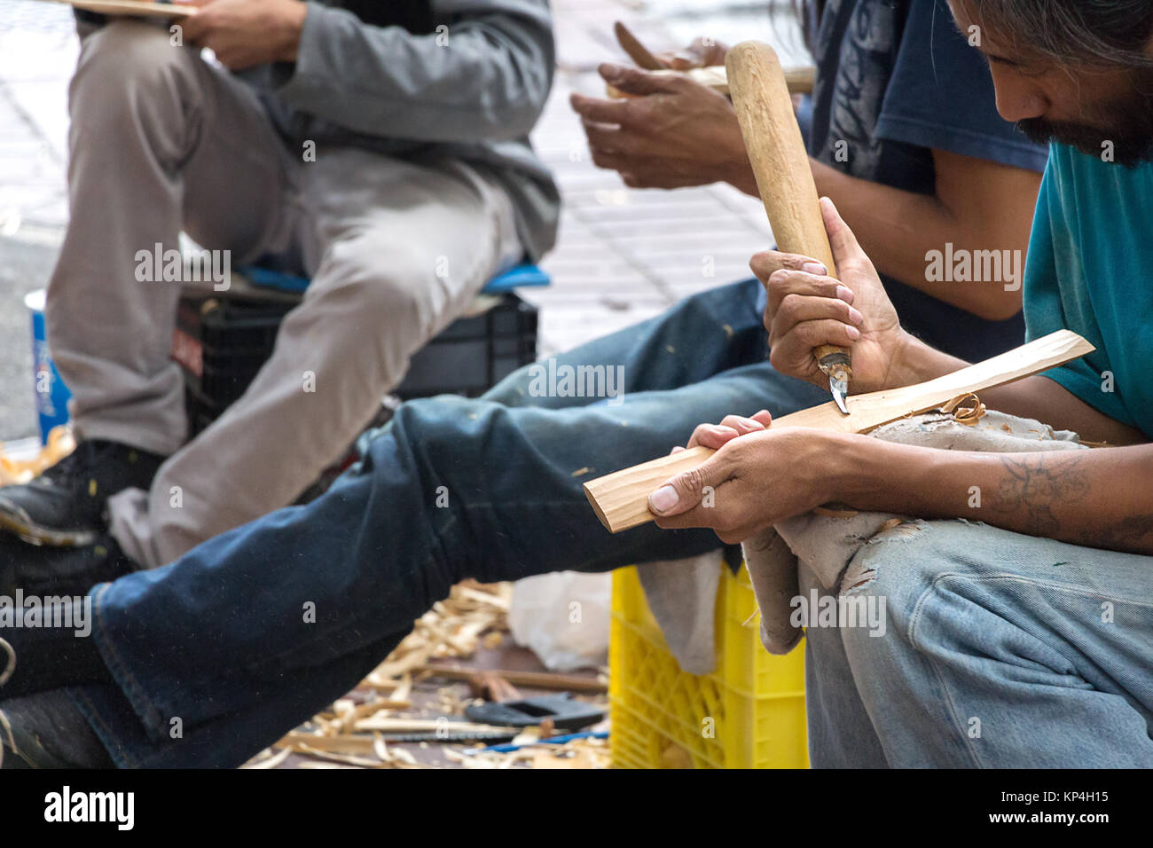 Vancouver, Canada - Agosto 31th, 2017: un artigiano del legno è intagliare un pezzo di legno con un bulino a mano sulla strada a Vancouver. Foto Stock