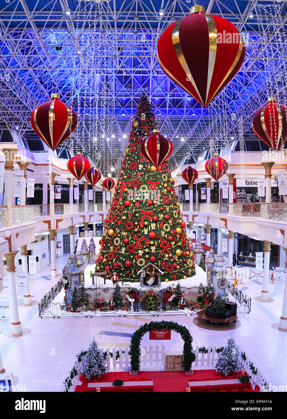 DUBAI, Emirati Arabi Uniti - dic 10: albero di Natale e decorazioni a Wafi  Mall in Dubai, UAE, come si è visto su Dec 10, 2017. Il complesso include  un mall, hotel,
