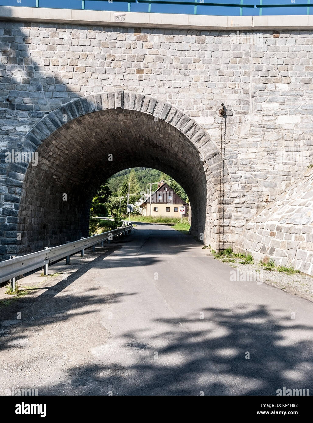 Underbridge ferroviarie con la strada e la casa sullo sfondo su Horni Lipova in Repubblica Ceca Foto Stock