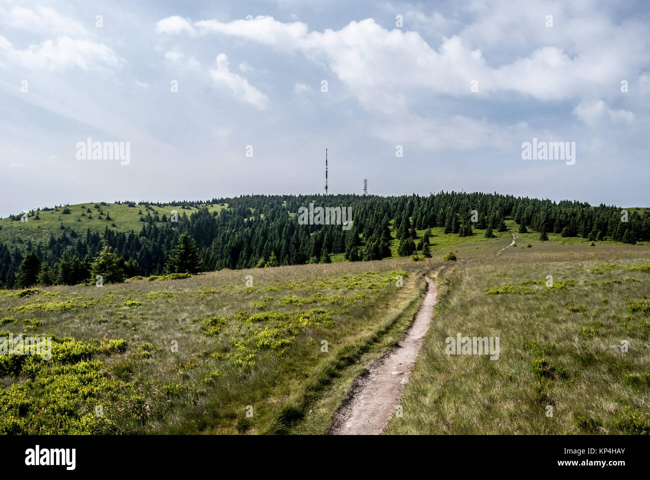 Foro di Martinske (Krizava) collina con torri di comunicazione da Zazriva hill in Mala Fatra montagne in Slovacchia durante la giornata estiva con cielo blu e clou Foto Stock