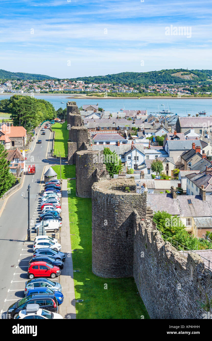 Il nord del Galles conway north Wales conwy Galles del Nord vista di Conwy città e del fiume Conwy estuary dalle mura del castello di Conwy Castle parete merlata regno unito Foto Stock