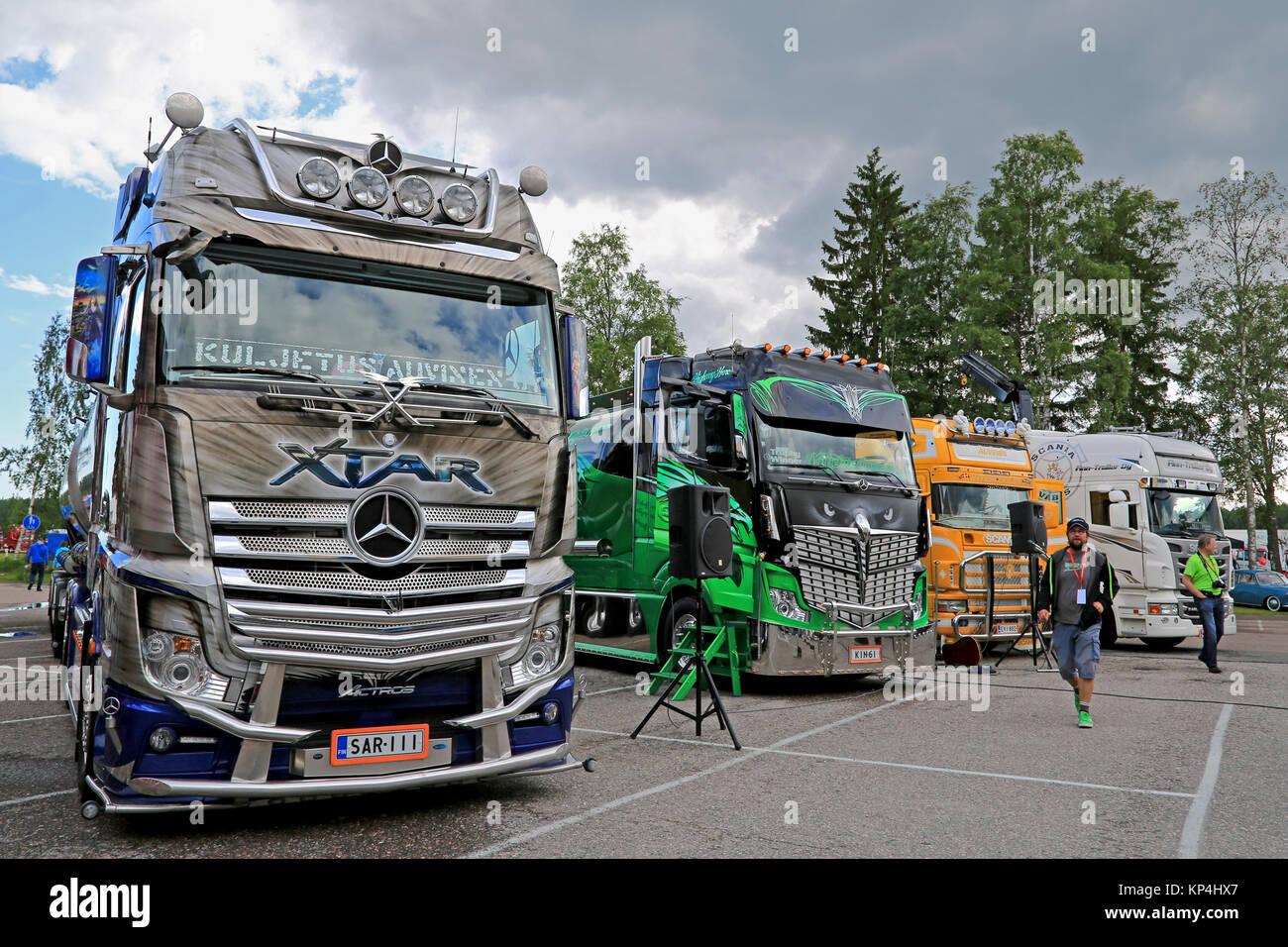 PORVOO, Finlandia - 27 giugno 2015: Mercedes-Benz Actros camion Xtar e autostrada eroe di Kuljetus Auvinen e Mika Auvinen se stesso al Riverside carrello M Foto Stock
