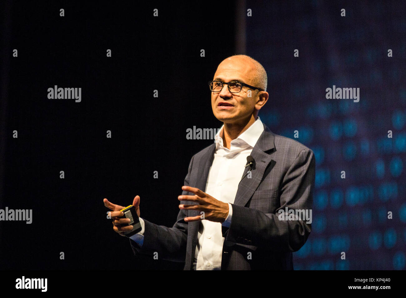 Satya Nadella, chief executive officer di Microsoft Corp., parla durante la keynote di apertura sessione presso la Microsoft Developer Day in Singapore, 27 maggio 2016. Foto Stock