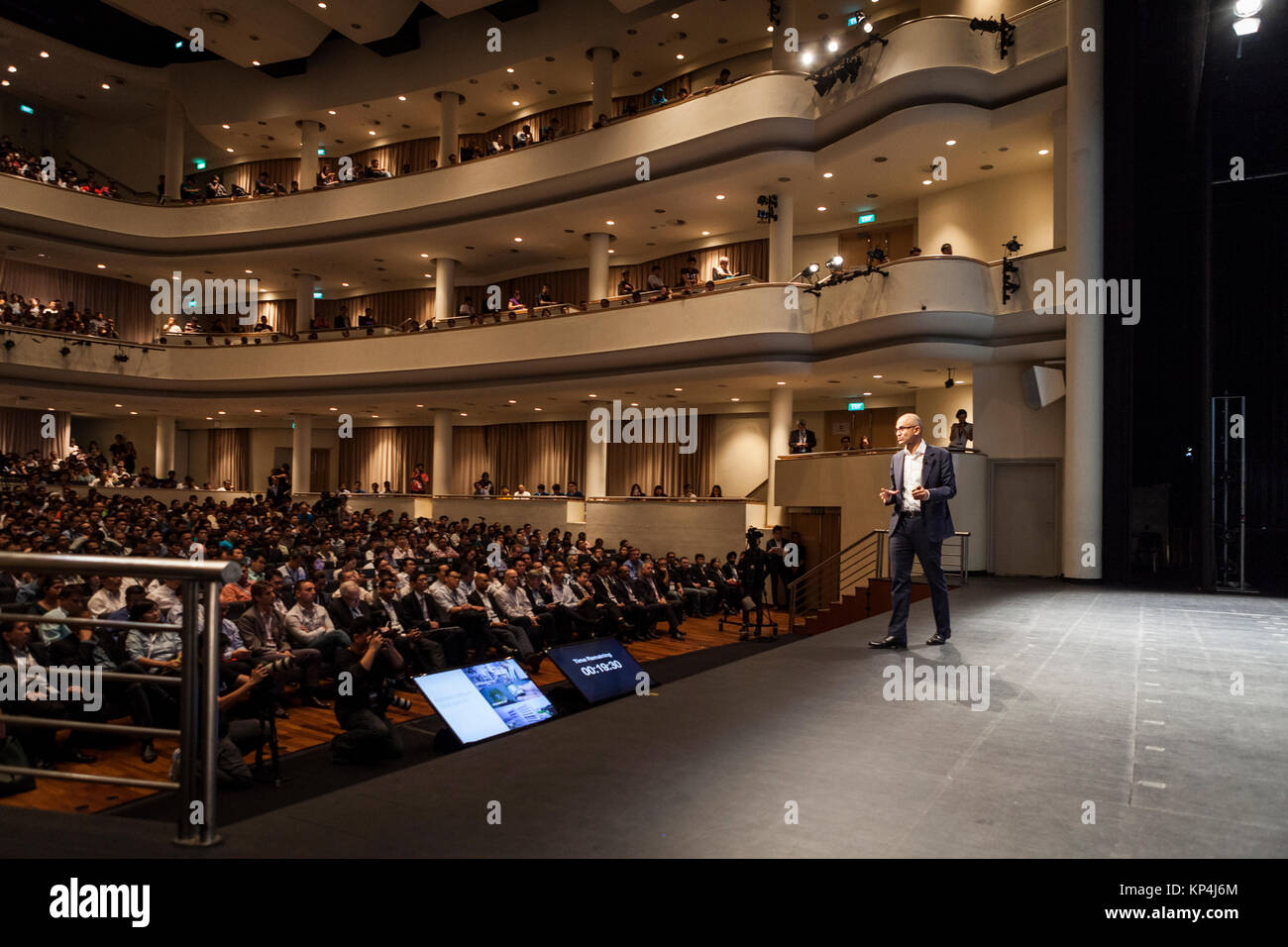 Satya Nadella, chief executive officer di Microsoft Corp., parla durante la keynote di apertura sessione presso la Microsoft Developer Day in Singapore, 27 maggio 2016. Foto Stock