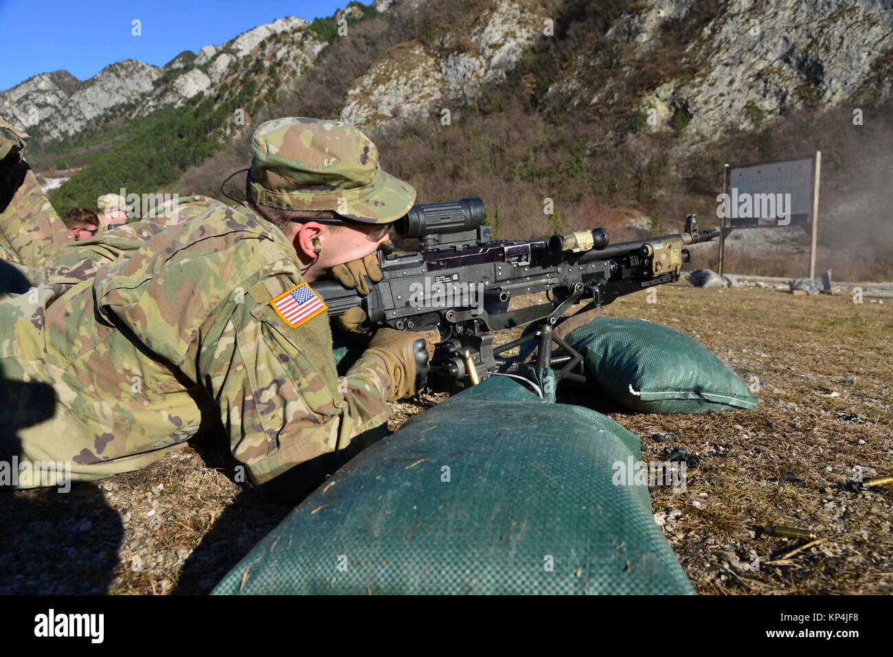 Stati Uniti Paracadutisti dell'esercito assegnato al primo battaglione, 503rd Reggimento di Fanteria, 173rd Brigata Aerea, a qualificarsi con la loro macchina cannone M240 durante l'esercizio di tiro a Rivoli Bianchi range, Venzone, Italia, Dicembre 05,2017. Il 173rd Brigata aerea è l'U.S. Esercito di risposta di emergenza forza in Europa, in grado di proiettare le forze di pronto ovunque negli Stati Uniti Unione, Africa o comandi centrali aree di responsabilità entro 18 ore. (U.S. Esercito Foto Stock