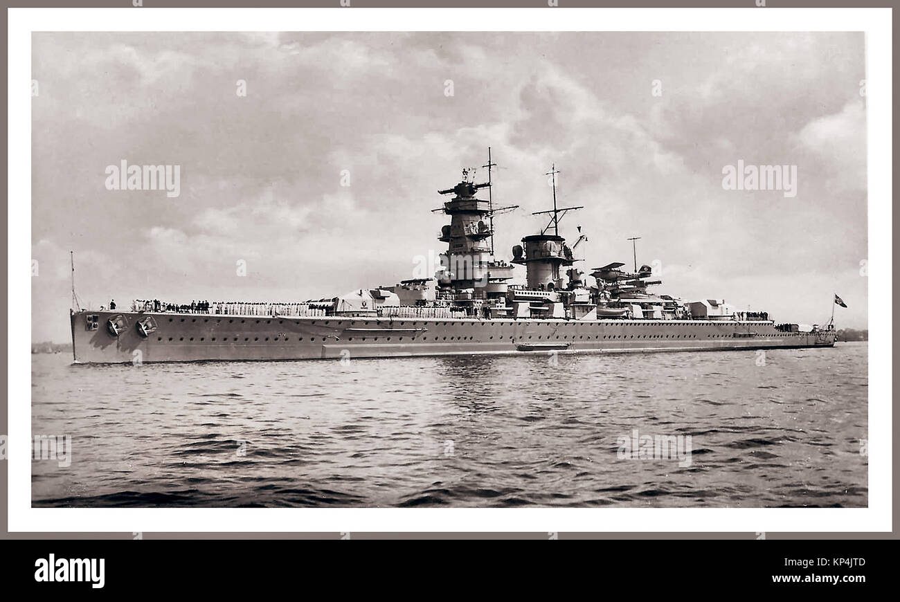 GRAFSPEE Vintage in bianco e nero prima della seconda guerra mondiale immagine in tonalità del nazista Germania Battaglia ammiraglio Graf Spee nel 1936 con tutte le mani in parata sul ponte. La Graf Spee era una "Panzerschiff" di classe tedesca, soprannominata "una nave da guerra tascabile" dagli inglesi, che serviva con il Kriegsmarine della Germania nazista durante la seconda guerra mondiale (Affondato / scutled 17 dicembre 1939 molto per Adolf Hitlers sgomento) Foto Stock
