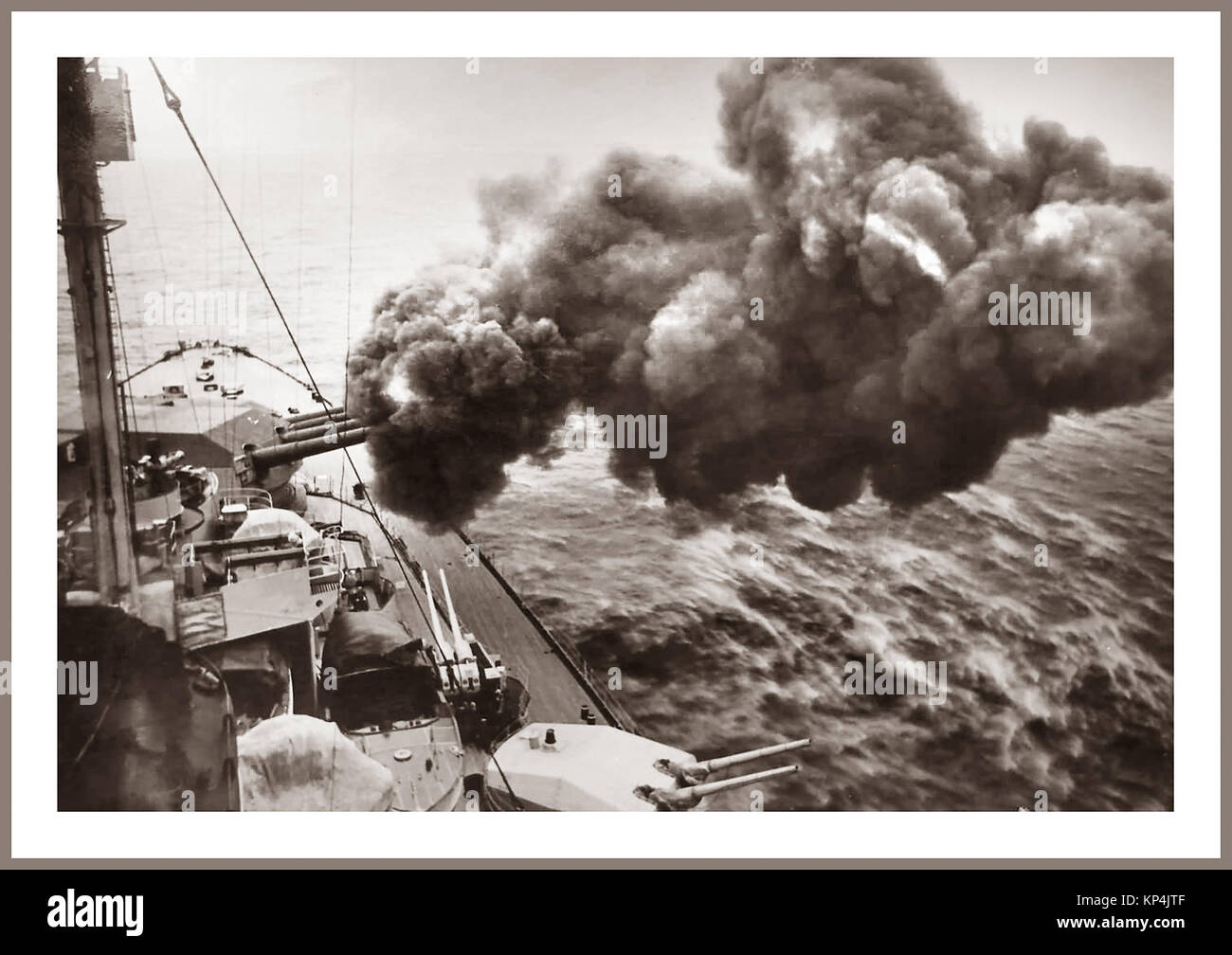 Tirpitz Vintage Guerra Mondiale 2 anni quaranta WW2 immagine del tedesco (Bismark-classe) corazzata "Tirpitz' il suo lancio 380 mm armi principali, successivamente affondato da bombardieri Lancaster il 12 novembre 1944 a Tromsø (Norvegia) Foto Stock