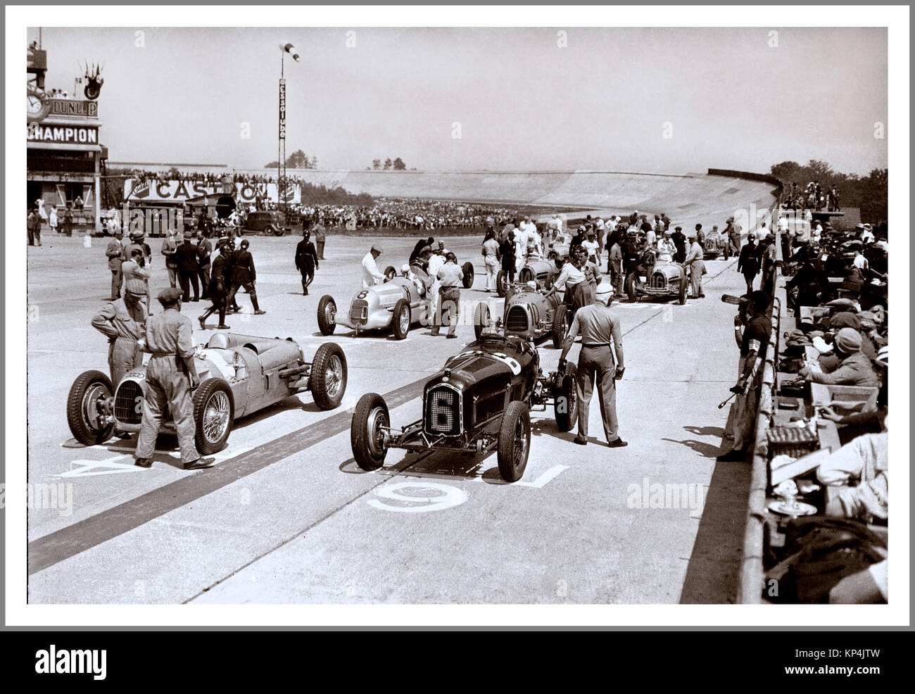 Il Gran Premio di Francia 1934 (ex XXVIII Gran Premio de l'Automobile Club de France) è stato un Gran Premio del 1 luglio 1934 a Montlhéry. La gara comprendeva 40 giri di un circuito di 12,5 km, per una distanza totale di 500,0 km. Questa è la prima gara in cui sono state iscritte le frecce d'argento Mercedes Benz 'Silberpfeile' e Auto Union). Foto Stock