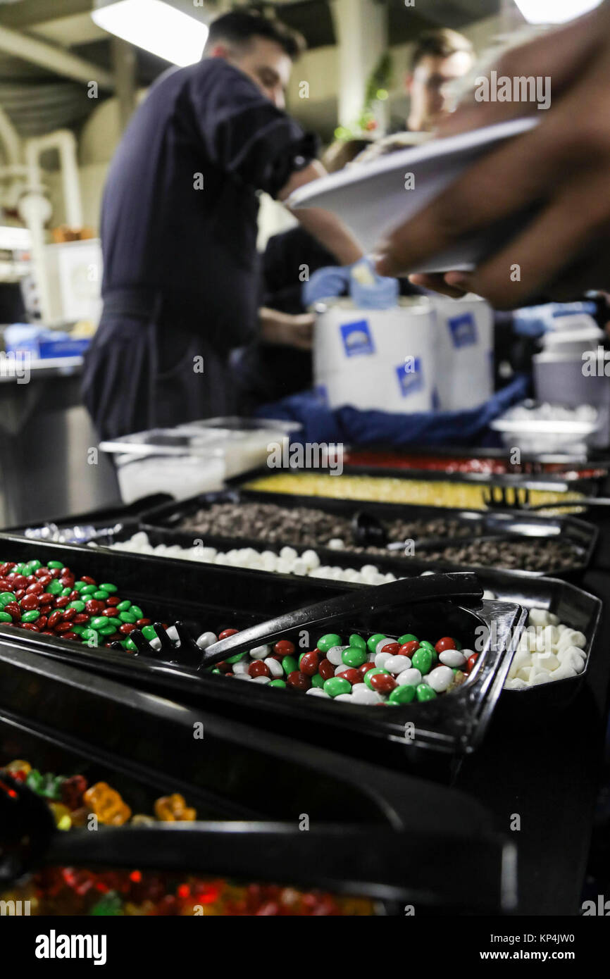 I marinai dalla nave di morale, il benessere e la ricreazione team servire il gelato durante un gelato nel sociale il pasticcio dei ponti a bordo della Nimitz-class portaerei USS Abraham Lincoln (CVN 72). (U.S. Navy Foto Stock